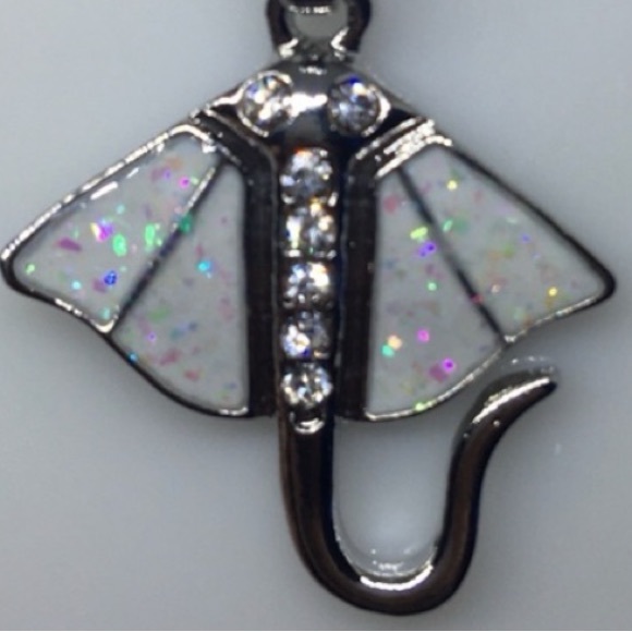 S925 ABALONE SHELL W/Crystals Eyes On A Stingray Pendant W/ A S925 Necklace - Picture 4 of 6